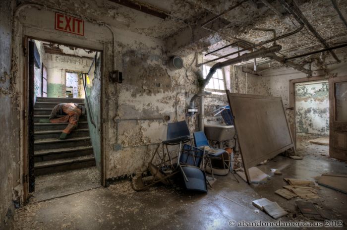 Two Abandoned Prisons (33 pics)