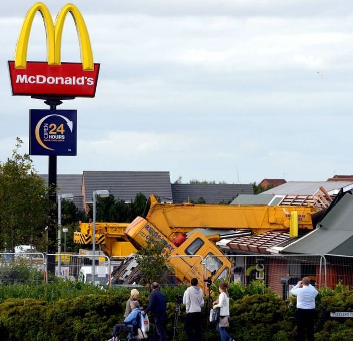 Crane Demolishes the Roof of a McDonald's Restaurant (5 pics)