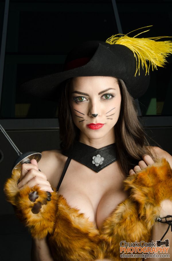 LeeAnna Vamp as Puss in Boots at Comic Con 2013 (6 pics)