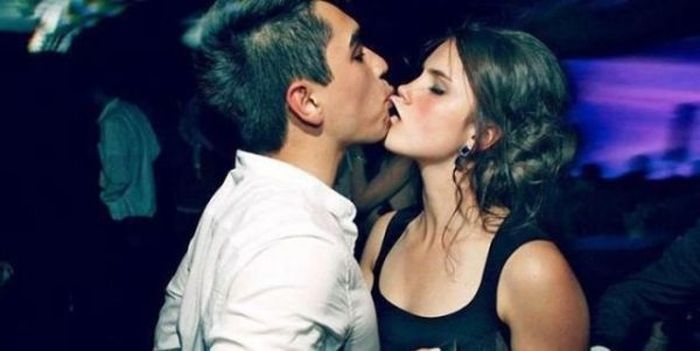 Awkaward Kisses (30 pics)