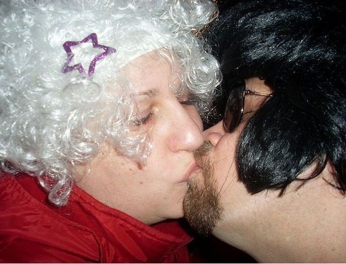 Awkaward Kisses (30 pics)