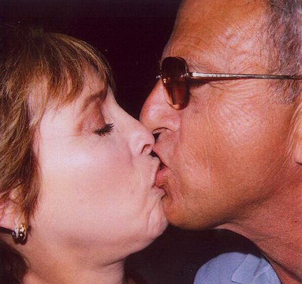 Awkaward Kisses (30 pics)