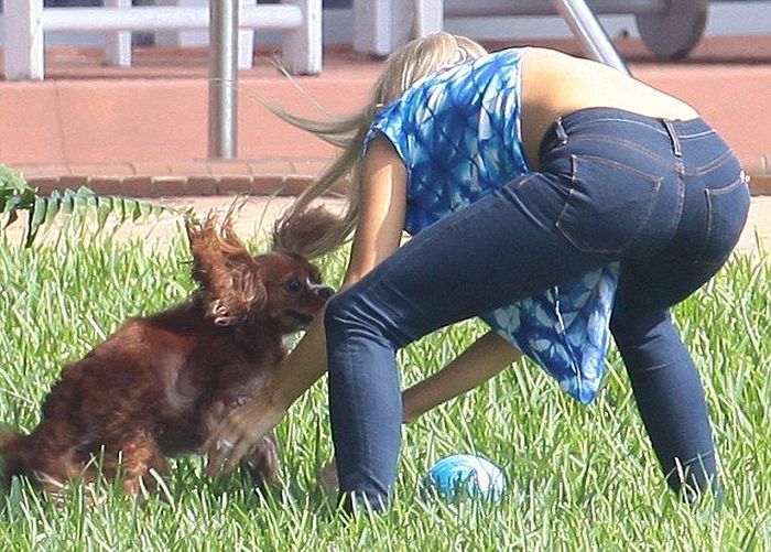Joanna Krupa Playing with Her Dog (5 pics)