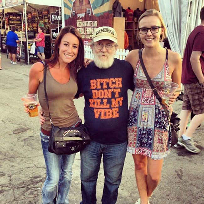 Old People Wearing Funny T-shirts (17 pics)