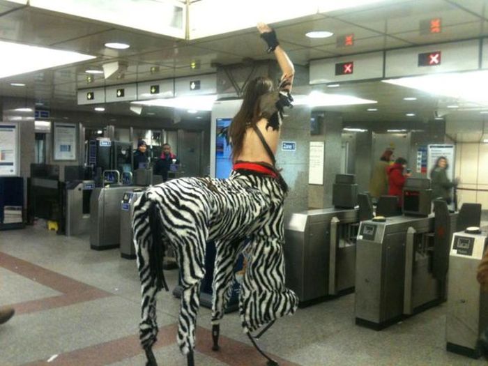 Strange People in Subway (54 pics)