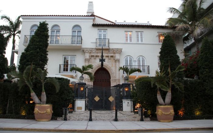 Versace Mansion is Sold (23 pics)