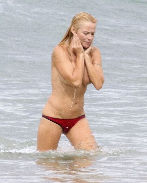 Pamela Anderson in France (10 pics)