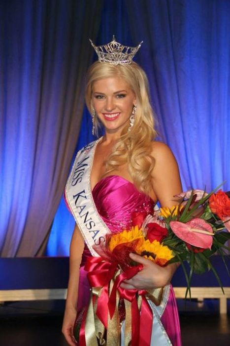 Photos of Miss Kansas Theresa Vail (16 pics)