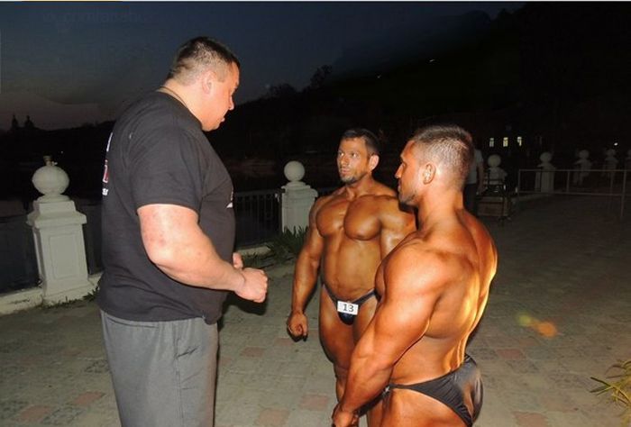 When Big Guys Look Small (4 pics)