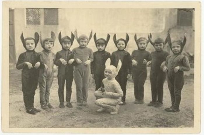 Scary Vintage Halloween Costumes (27 pics)