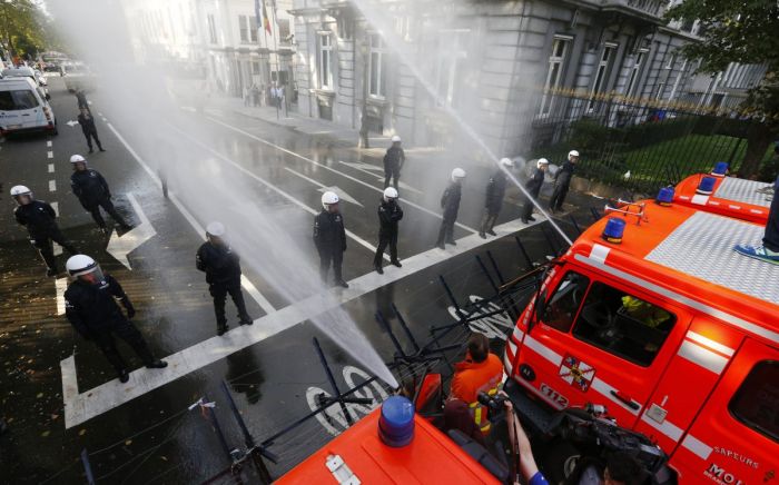 Belgian Firefighters vs Riot Police (11 pics)