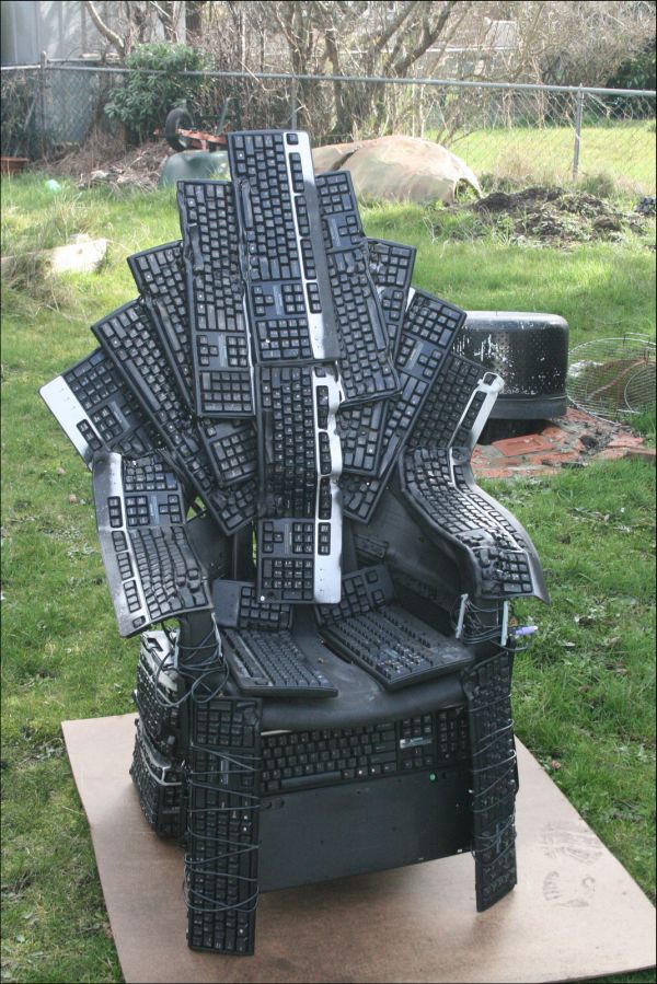Keyboard Throne (6 pics)