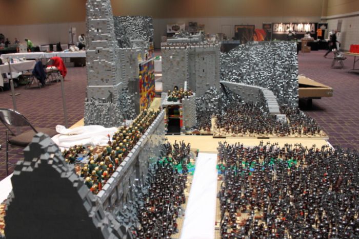 The Battle Of Helm’s Deep Recreated in Lego (30 pics)
