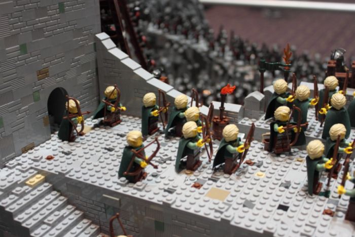 The Battle Of Helm’s Deep Recreated in Lego (30 pics)