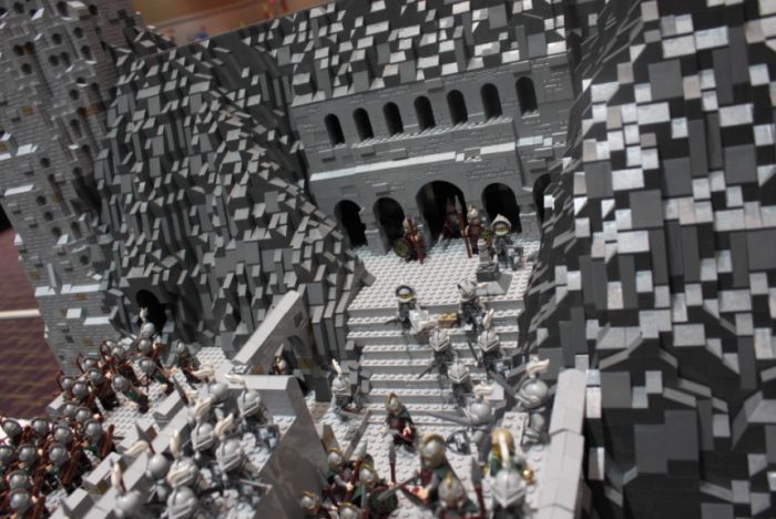 The Battle Of Helm’s Deep Recreated in Lego (30 pics)