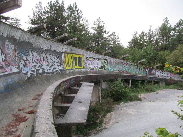 Abandoned Sarajevo Olympic Bobsleigh Track (20 pics)