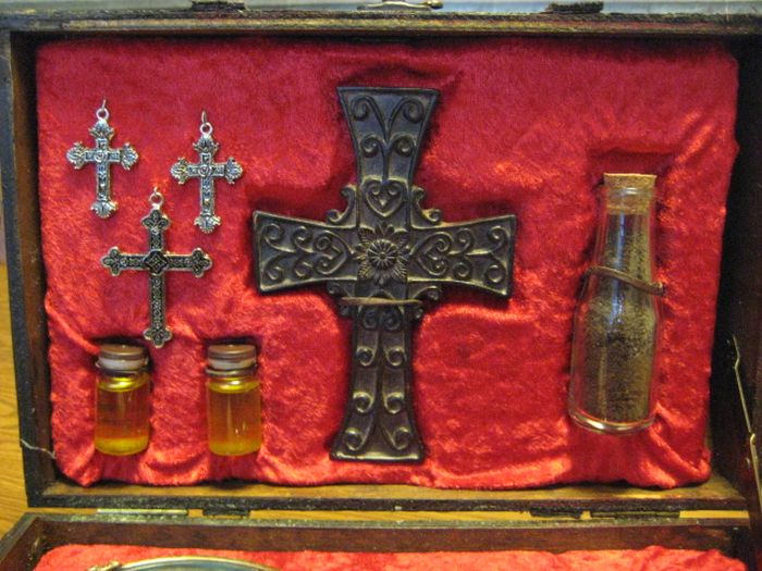 Vampire Hunting Kit (13 pics)
