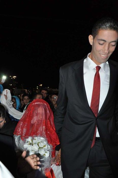 The Tallest Man in the World Gets Married (15 pics)