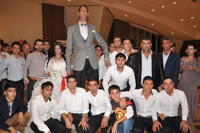The Tallest Man in the World Gets Married (15 pics)