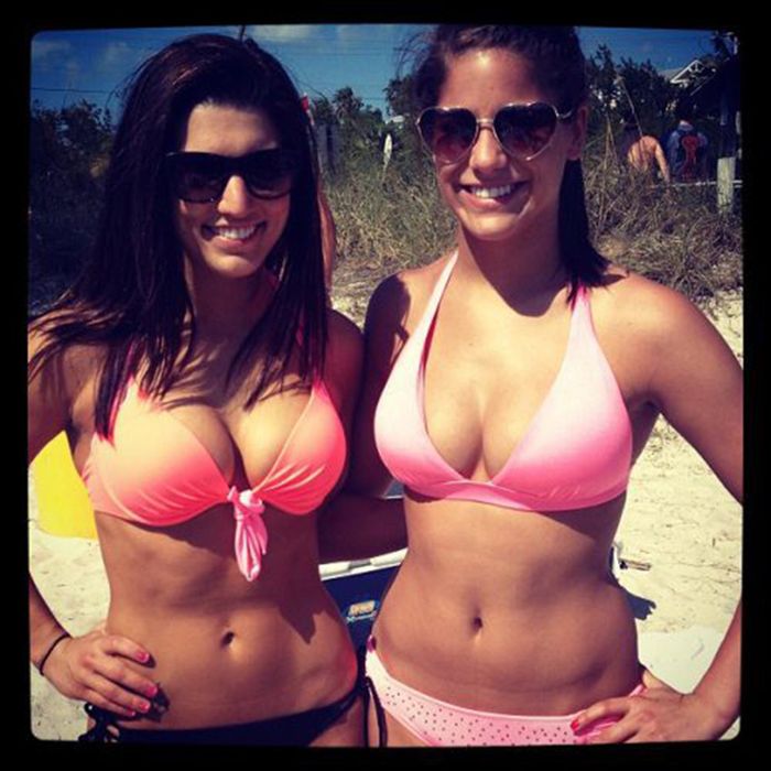 Sexy Girls in Bikinis (35 pics)
