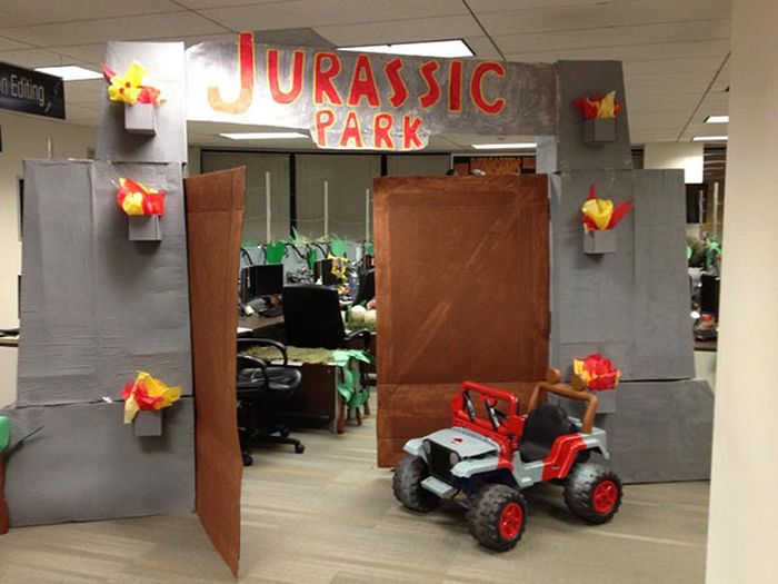 Jurassic Park Halloween Office Decoration (10 pics)