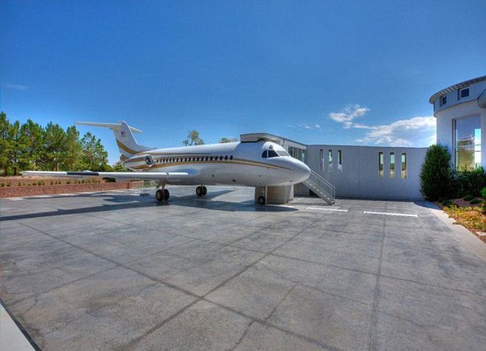 Las Vegas Mansion with Its Own Airport (21 pics)
