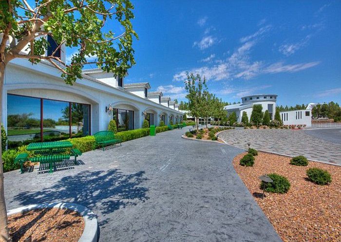 Las Vegas Mansion with Its Own Airport (21 pics)