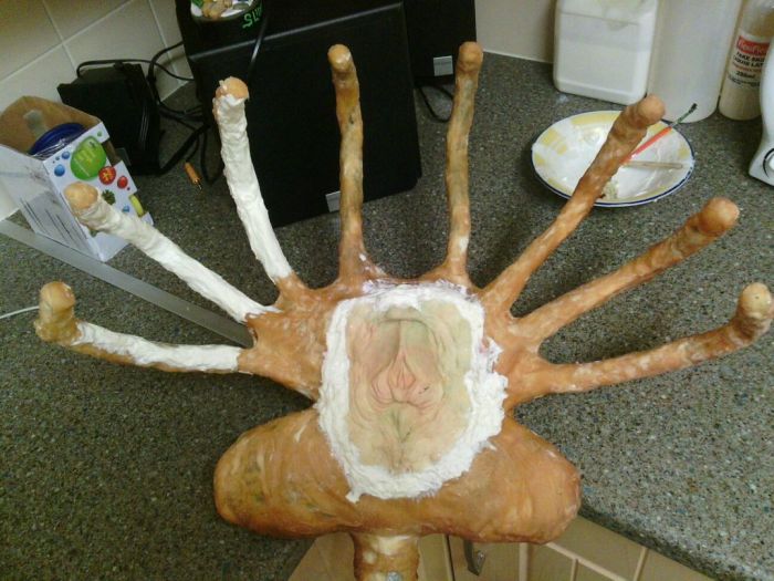 DIY Facehugger (16 pics)