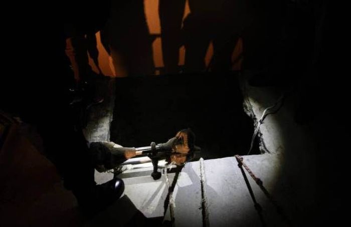 Drug Tunnel (9 pics)
