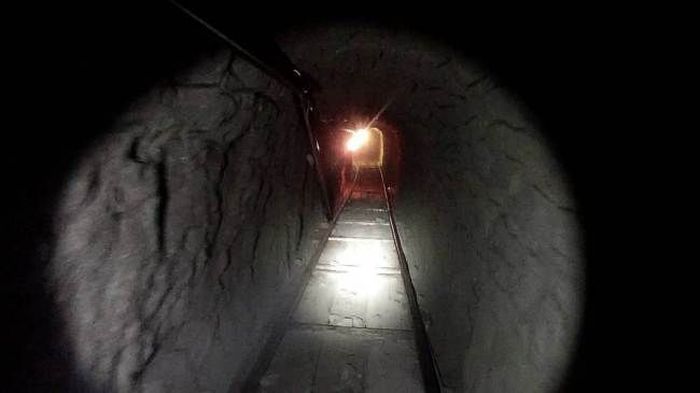 Drug Tunnel (9 pics)