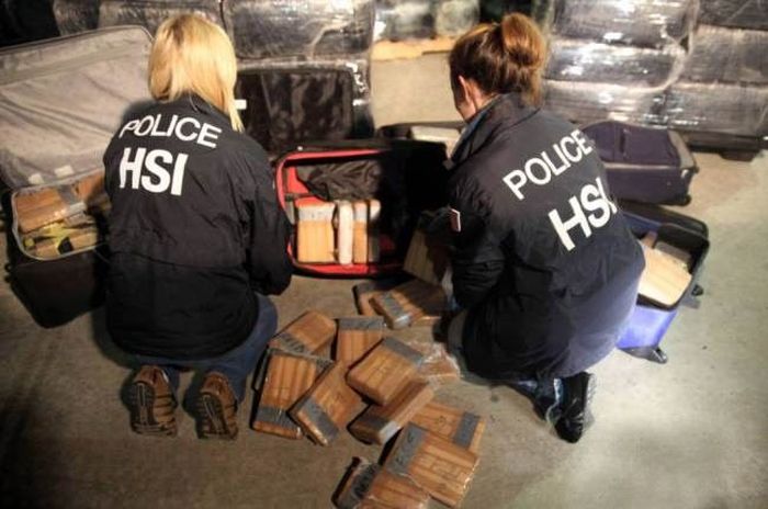 Drug Tunnel (9 pics)