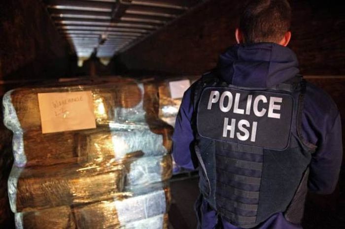 Drug Tunnel (9 pics)