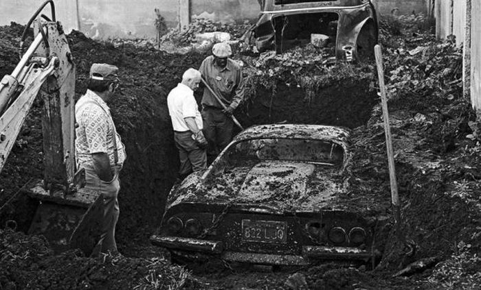 The Real Story behind a Buried Ferrari (8 pics)