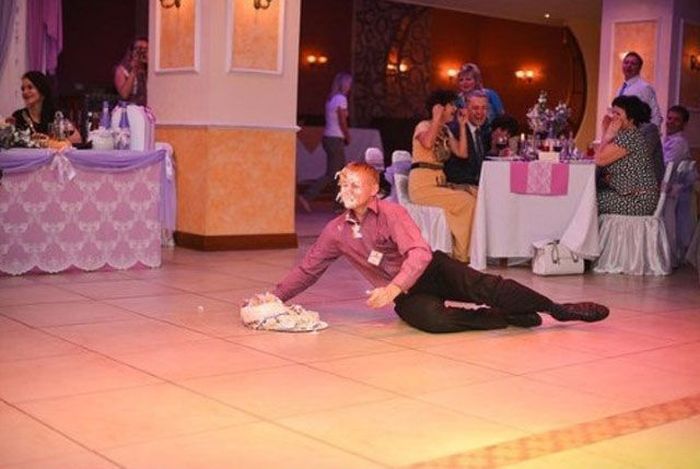 Guy with a Cake Falls Down (5 pics)