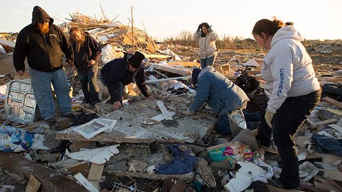 Man Finds His Dog after Illinois Tornado (9 pics)