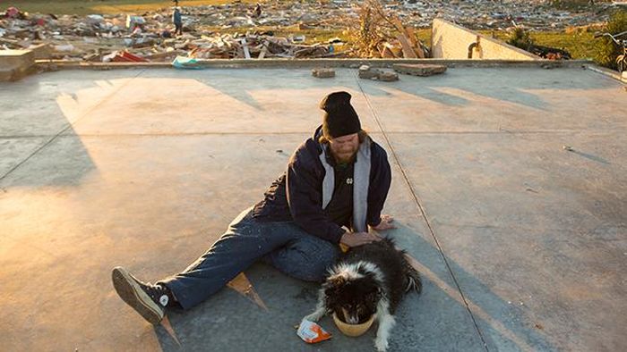 Man Finds His Dog after Illinois Tornado (9 pics)