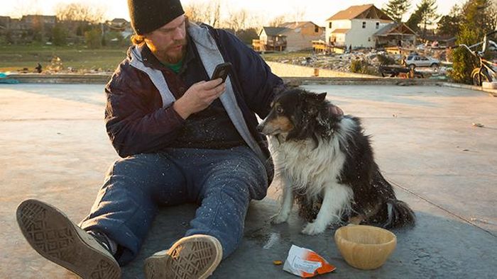 Man Finds His Dog after Illinois Tornado (9 pics)