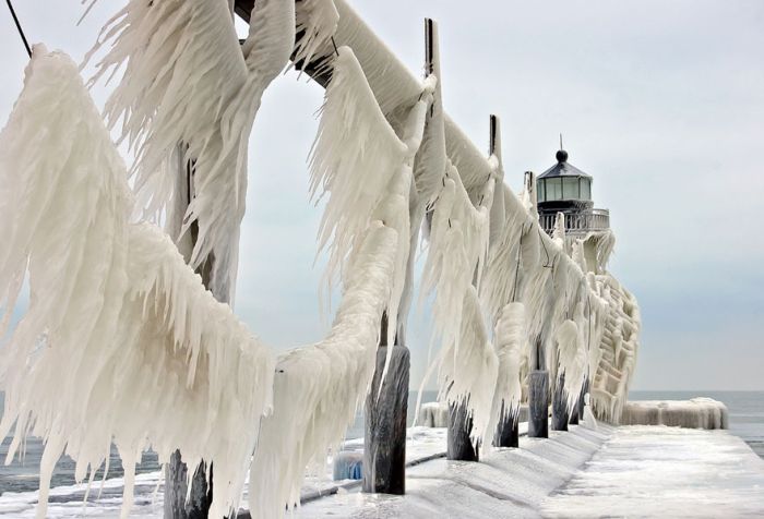 Frozen Lighthouses on Lake Michigan Shore (5 pics)