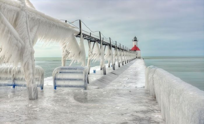 Frozen Lighthouses on Lake Michigan Shore (5 pics)