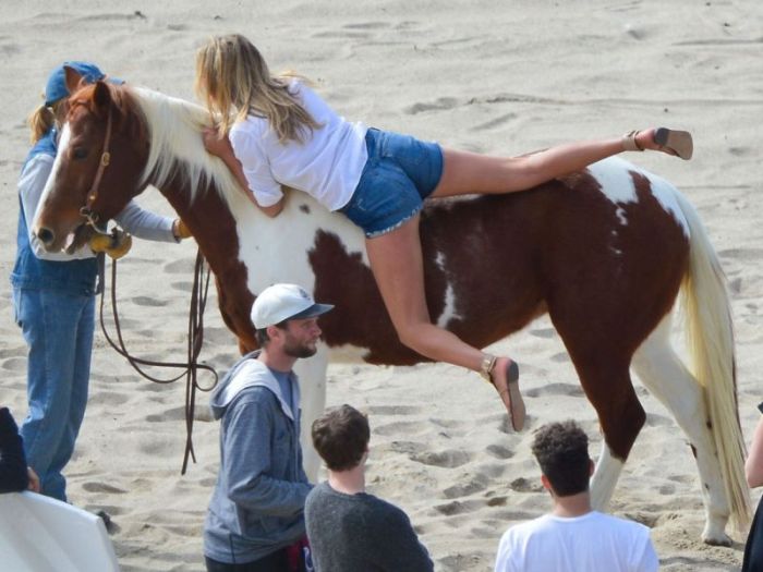 Kate Upton Photo Shooting on the Beach (10 pics)