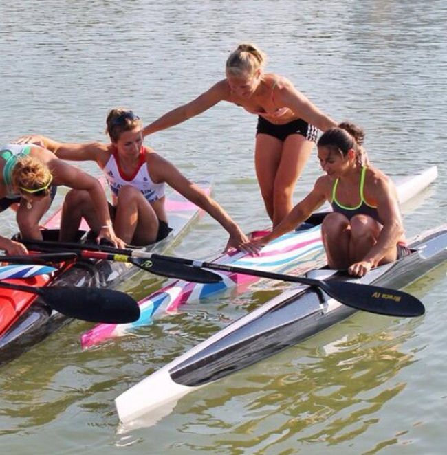 Girls and Kayaking (44 pics)