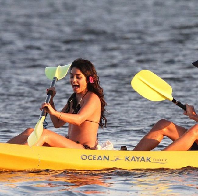 Girls and Kayaking (44 pics)