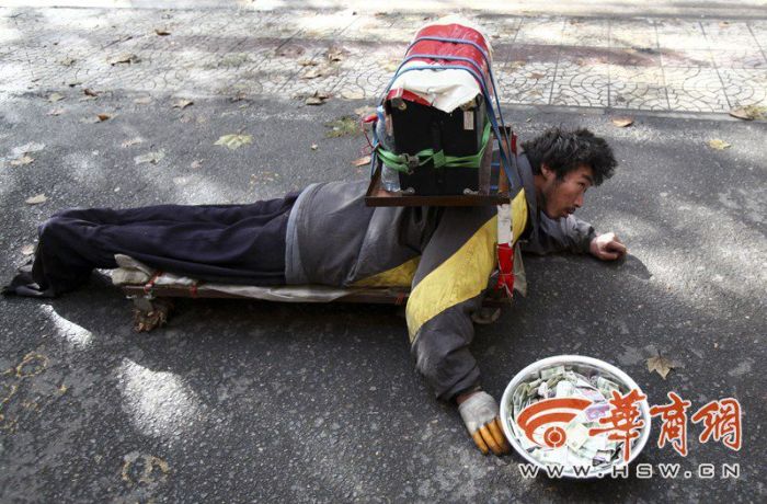 Chinese Beggar Busted  (13 pics)