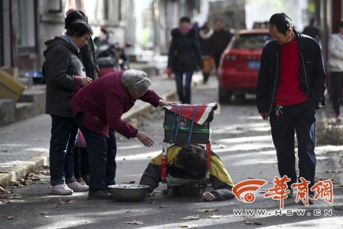 Chinese Beggar Busted  (13 pics)