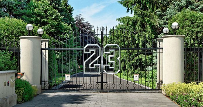 Michael Jordan’s Mansion Is Up For Sale for $29 Million (13 pics)