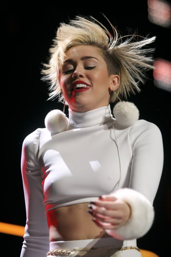 Sexy Miley Cyrus Concert Photos (27 pics)