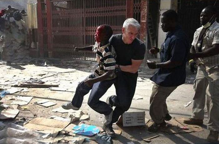 Anderson Cooper Rescues a Kid (3 pics)