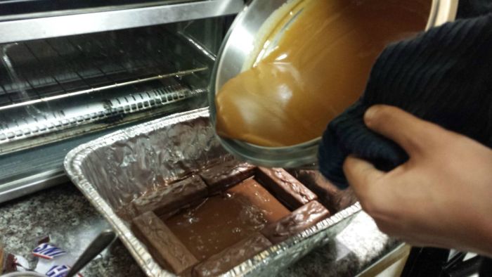Making of a Giant Snickers (24 pics)