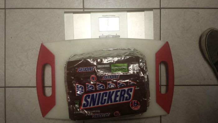 Making of a Giant Snickers (24 pics)