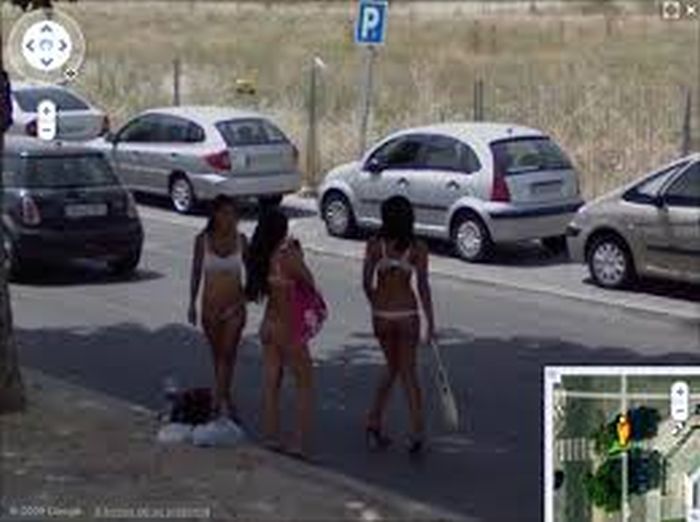 Very Strange Things Found on Google Street View (36 pics)